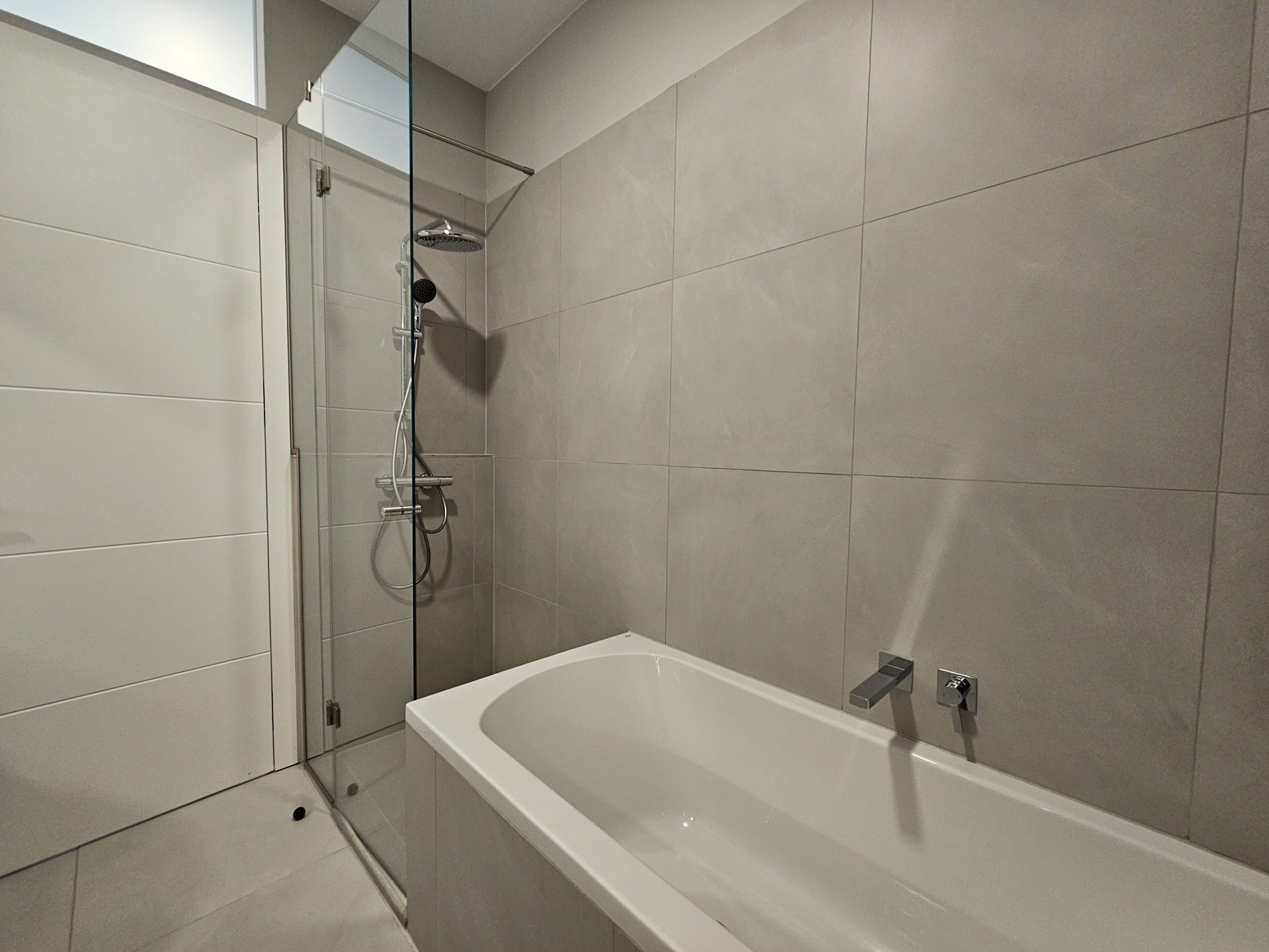 Badewanne und Dusche